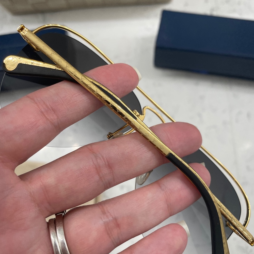 ๐ Louis Vuitton Gold Frame Aviator Sunglasses - Picture 3 of 7